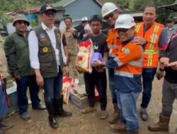 Bupati Kolaka Serahkan Bantuan Dari Dinsos dan CNI