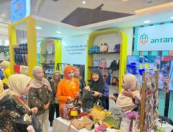 Pengrajin Tali Rajut dan Kain Tenun Binaan PT Antam di Ajang Pameran Dekranas Dorong Promosi Produk Lokal dan Pemberdayaan UMKM